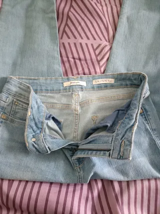 Pantalón vaquero skinny con flecos