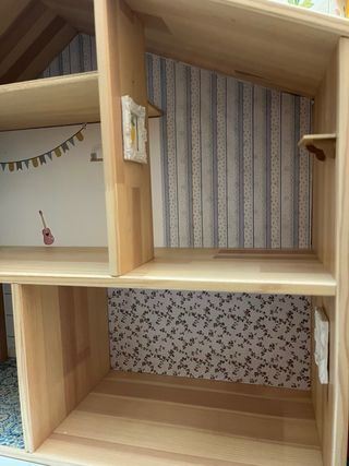 Casa de muñecas artesanal de madera