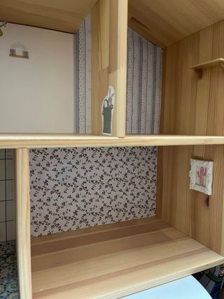 Casa de muñecas artesanal de madera