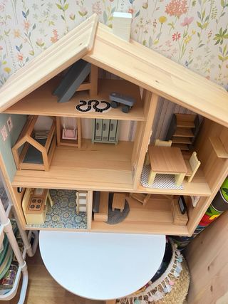 Casa de muñecas artesanal de madera