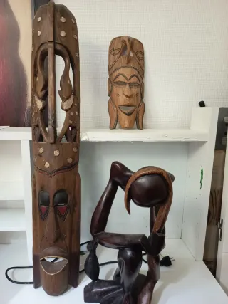 Lote 2 máscaras y figura decorativa