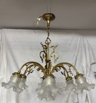 Lámpara de techo dorada con tulipas