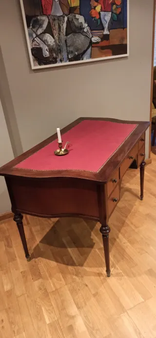 Escritorio antiguo de madera con tapa de cuero