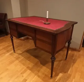 Escritorio antiguo de madera con tapa de cuero