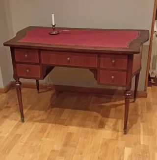 Escritorio antiguo de madera con tapa de cuero