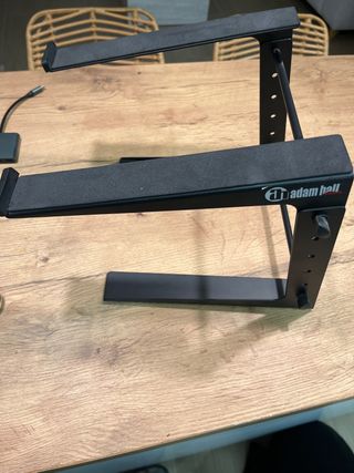 Base elevadora para portátil Adam Hall