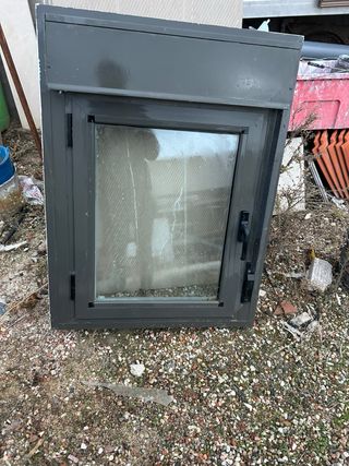 Ventana gris con marco de aluminio