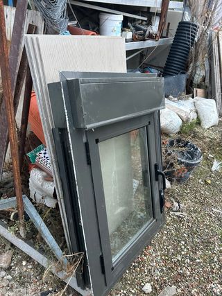Ventana gris con marco de aluminio