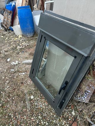Ventana gris con marco de aluminio