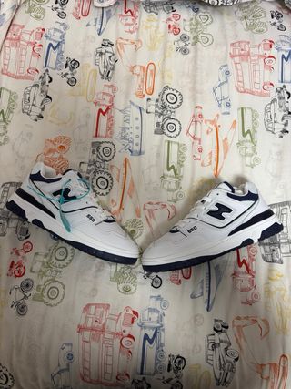New Balance 550 blancas y azul marino - talla EU42