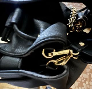 Borsa secchiello LiuJo nera con dettagli oro