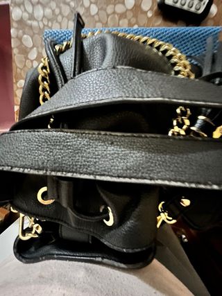 Borsa secchiello LiuJo nera con dettagli oro