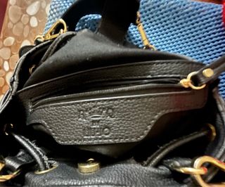 Borsa secchiello LiuJo nera con dettagli oro