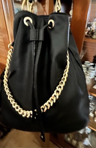 Borsa secchiello LiuJo nera con dettagli oro