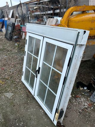Ventana doble con marco blanco