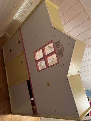 Cocina de juguete rosa y amarilla