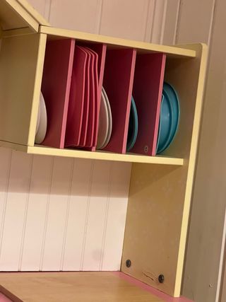 Cocina de juguete rosa y amarilla