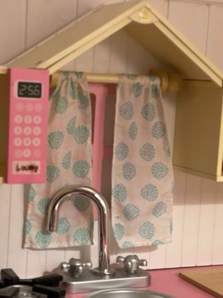 Cocina de juguete rosa y amarilla