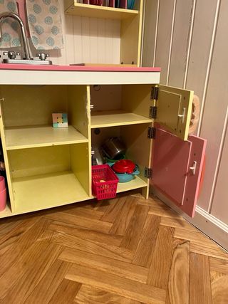 Cocina de juguete rosa y amarilla