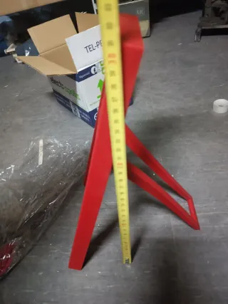 Expositores rojos y de madera