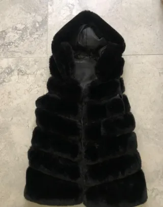 Chaleco largo de pelo negro con capucha