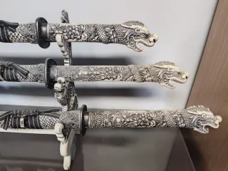 Expositor con 3 espadas samurái