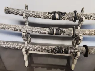 Expositor con 3 espadas samurái