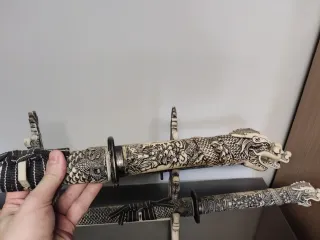 Expositor con 3 espadas samurái