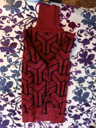 Jersey cuello alto geométrico rojo y negro