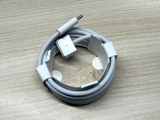 Cargador Apple 96W y cable MagSafe