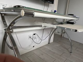 Scrivania in vetro e metallo