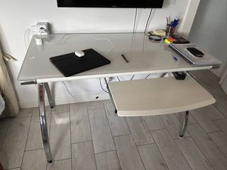 Scrivania in vetro e metallo