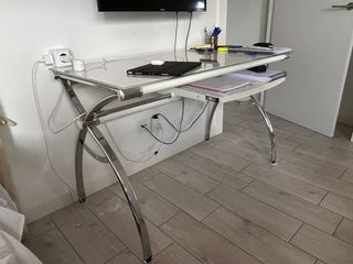 Scrivania in vetro e metallo