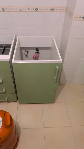 Muebles de cocina verdes y plateados