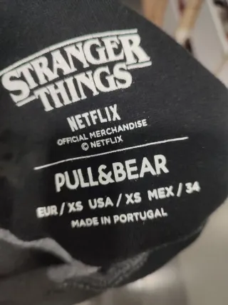Sudadera Stranger Things Pull&Bear Negra