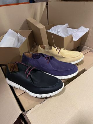 Stock di scarpe in pelle da uomo nuove