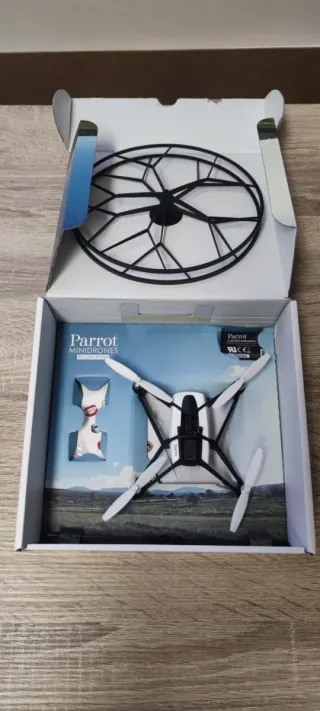 Parrot Minidrones Rolling Spider Drone blanco.
