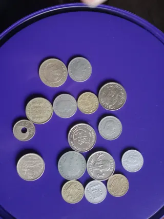 Lote de monedas antiguas y más aun