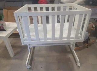 Minicuna blanca con ruedas marca Micuna