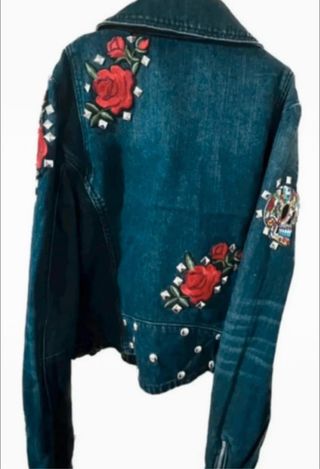 Cazadora vaquera customizada rosas y tachuelas