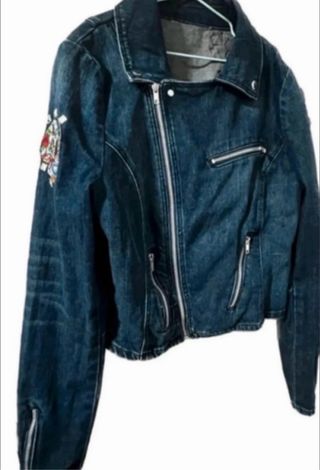 Cazadora vaquera customizada rosas y tachuelas