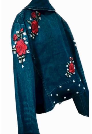 Cazadora vaquera customizada rosas y tachuelas