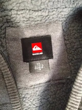 Sudadera Quiksilver gris con capucha y cremallera
