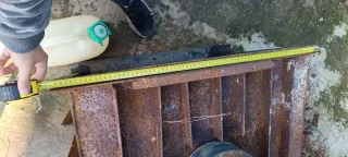 Chimenea metálica negra y marrón