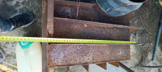 Chimenea metálica negra y marrón