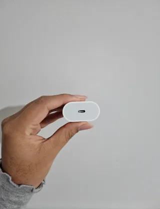 Funda iPhone 15 PRO + Adaptador USB