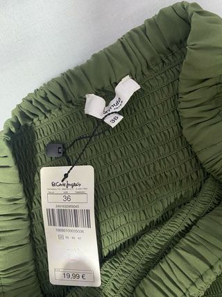 Top verde con volantes y pompones