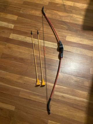 Arco, diana y 2 flechas ventosa