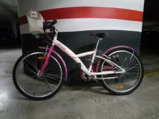 Bicicleta Btwin 26" pulg blanca y rosa con cesta