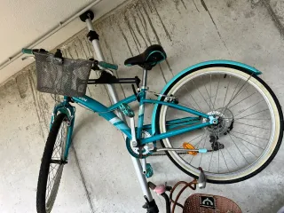 Bicicleta B'TWIN azul con cesta